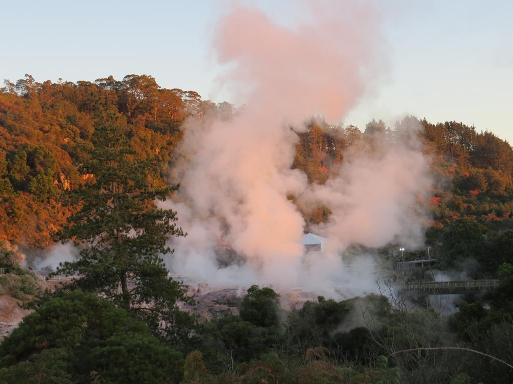 Pohutu Lodge Motel Rotorua Exterior photo